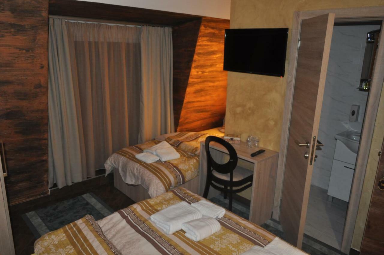 Каштел Pancevo Hotel Bagian luar foto